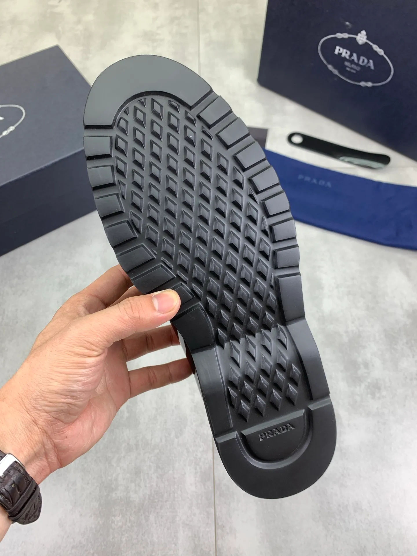 Factory price P860 💰Original quality, top version🔱 ＰＲＡＤＡPrada. Men's business casual leather shoes, top-quality leather shoes. 1:1 shipment ⬆️Luxurious and noble 👞All imported original color-rubbed edge beads, just to create a more comfortable wearing experience. Upper: Original comfortable open-edge bead rubbed color calfskin ➕Top imported water-dyed full cow lining, original lightweight and comfortable TPU foam combination bottom ✔️Code number: 39-45 (38.46 47 can be customized)